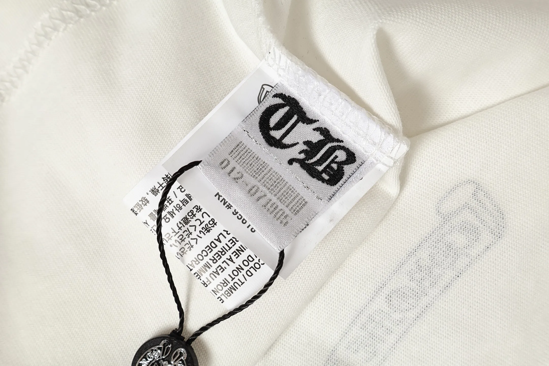P150 Cross-border running quantity model, please do not place an order if you are pursuing quality - Chrome Hearts/Chrome Heart Cross Sanskrit short-sleeved T-shirt - High weight, high density and high quality. The wool is soft, delicate and skin-friendly. It feels soft and silky. It has excellent warmth and skin-friendly properties. - Customized weaving and dyeing, no color difference. No matter the fabric or workmanship details, it is better than the ordinary version on the market. -Colour: black white -Size: S M L XL